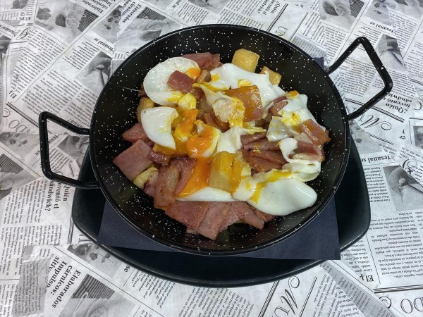 Huevos Rotos con Bacon
