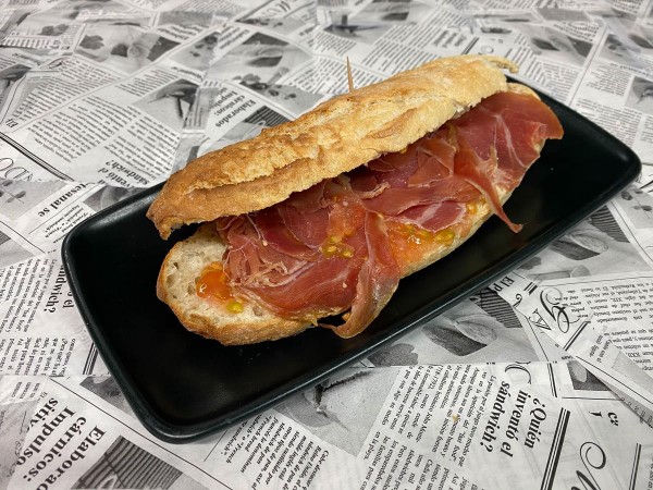Bocadillo de jamón con tomate