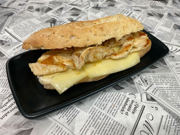 Bocadillo de pollo con queso