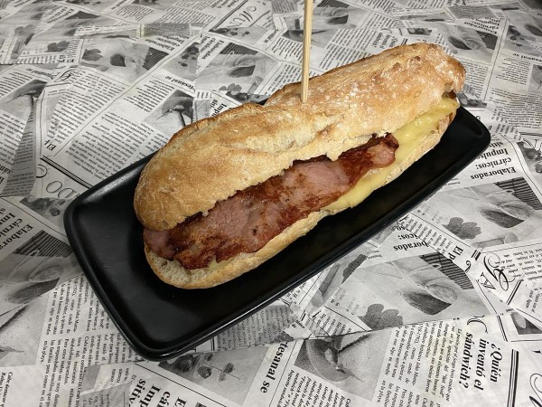 Bocadillo de bacon con queso