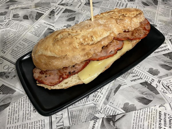 Bocadillo de lomo con queso