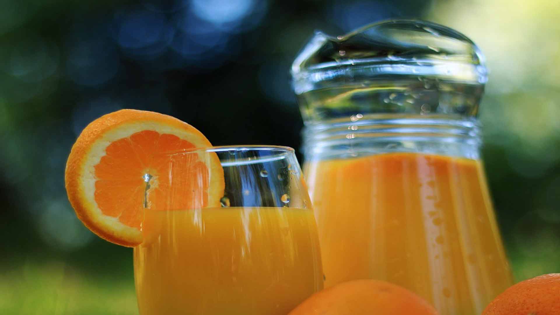 por-que-tomar-zumo-de-naranja-natural-a-diario-1920